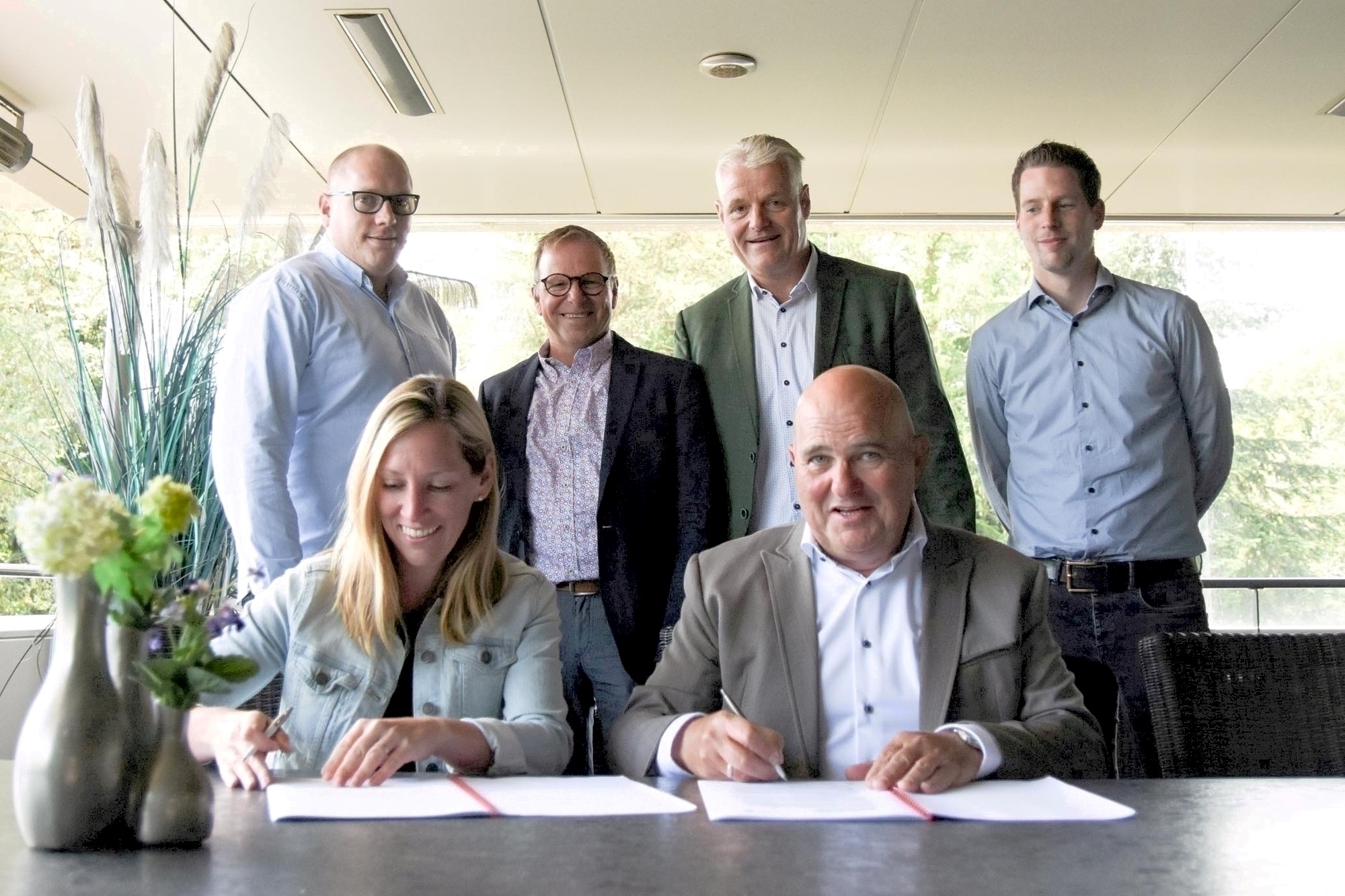 Bovenste rij, van links naar rechts: Bouwe Nijhoff (voedingscoach GGNet), William Nijenhuis (voedingscoach GGNet), Martin Bos (accountmanager Huuskes) en Chiel Willems (manager inkoop bij GGNet)  Aan tafel: Petra Eichelsheim (Manager services en vastgoed 